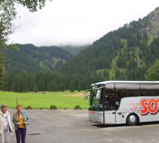 Parkplatz für Busse und Bimmelbahn am See