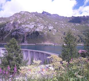 Berg Marmolada mit schönem Stausee