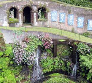 Kleine Kunstwerke und tropische Pflanzen