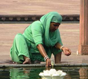 Gläubige bei Waschung vor Gebet