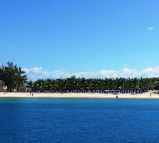 Blick auf den Strand vom Schiff aus