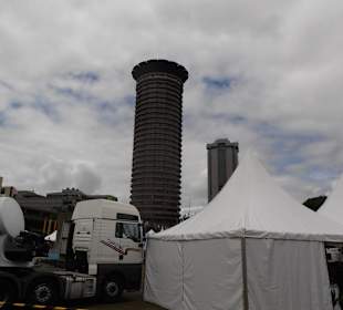 Das Center von unten - mit Messestand davor