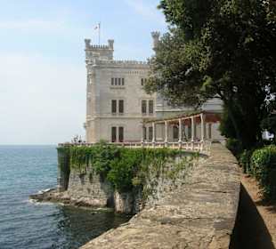 Viale d'entrata al castello
