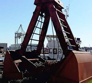 Spezielle Baggerschaufel zum Ausheben des Hafenbec