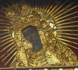 Detail Tor der Morgenröte mit Kapelle