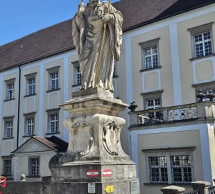 Brücke über den Wassergraben