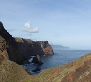 Karge Landschaft, blauer Atlantik