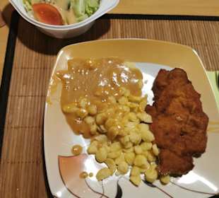 Schnitzel mit Rahmsoße und Spätzle