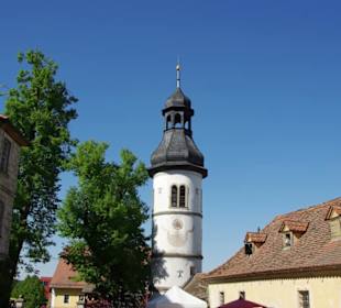 Mit Turm und Nebengebäude