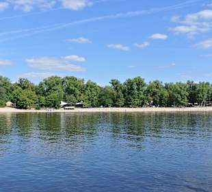 Grünes Dnjepr-Ufer