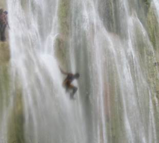 Einheimische Jungs beim Sprung von El Limon