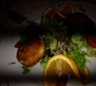 Gebackener Mozarella und Salat