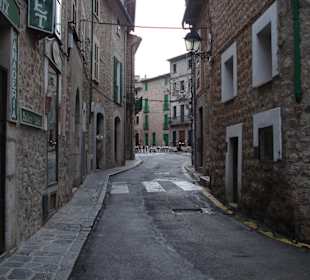 Enge Strasse im Dorf