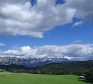 Blick aus der Gondel auf die Dolomiten