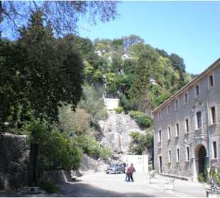 Außenansicht mit Gebirge