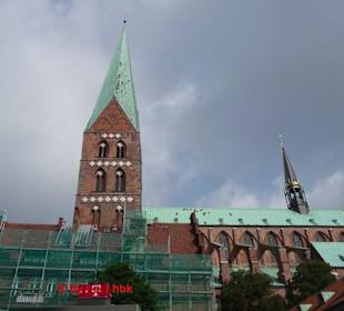 Das Gebäude vom Markt gegenüber gesehen