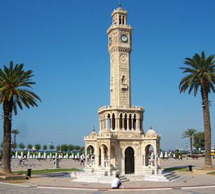 Rokoko-Uhrturm auf dem Konak-Platz