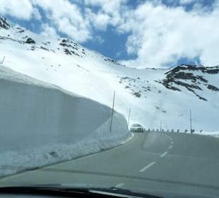 Kilometerweit hohe Schneewände im Juni