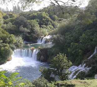 Kleine Wasserfälle von allen Seiten