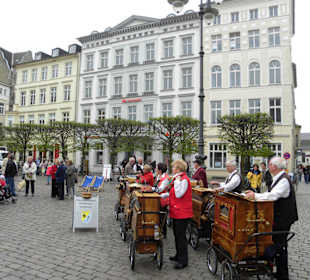 Buntes Treiben auf dem Marktplatz