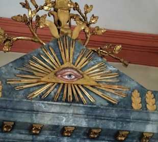 Waches Auge über dem Hauptaltar