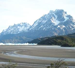 Вид на Лаго Грей с ресторана отеля в в Нацпарке Торрес дель 