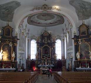 Altarraum und Seitenaltäre