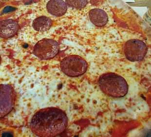 Die Pizza hauchdünn