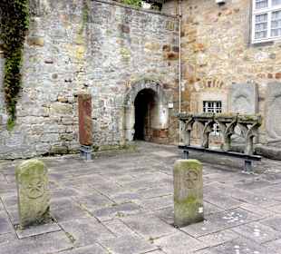 Exponate im Innenhof