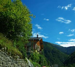 Kleine Hütten ragen hervor