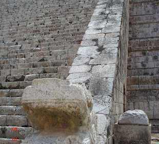 Schlange am Fuß der Pyramide