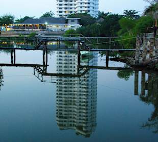 Hinter dem Fluss der nächste Strand