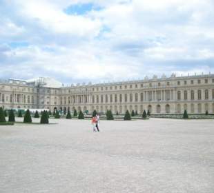 La piazza antistante