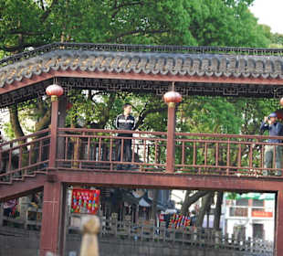 Die Holzbrücke über den Kanal