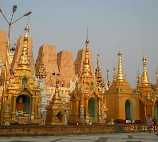 Die kleinen gold-grünen Stupas umringen die Pagode