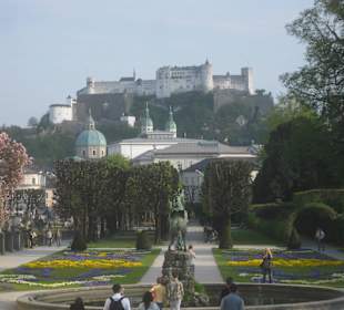 Mirabellgarten mit Blick zur Burg