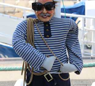 Freundlich wird man zur Fahrt gebeten