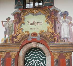 Das Ruhpoldinger Rathaus mit Fassadenmalerei