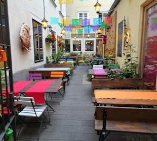 Blick in den Gastgarten des Mucho Gusto