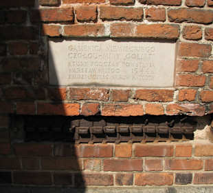 Gąsienica czołgu na starym kościele