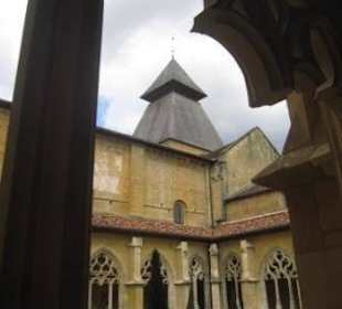 Blick aus dem Kreuzgang auf die Kirche von Cadouin