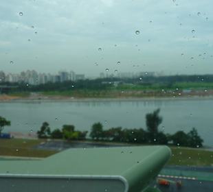 Im Vordergrund das Dach der F1 Boxen