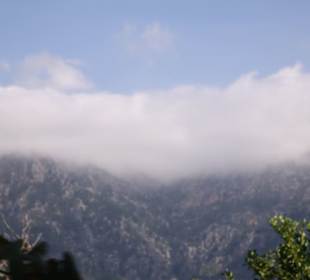 Wolkenwasserfall von den Bergen ( Passatwinde)