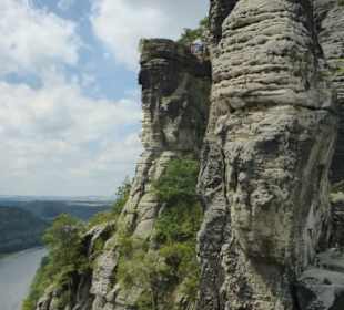 Blick auf Bastei-Massivs und ins Elbtal