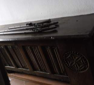 Truhe mit Musketen
