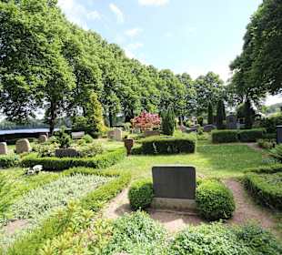 Friedhof mit Plöner See