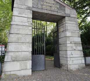 Einer der Zugänge zum Friedhof Melaten