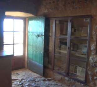 Stall + kleine Bibliothek