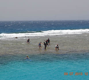 Der Unfall im Hintergrund das zerstörte Boot