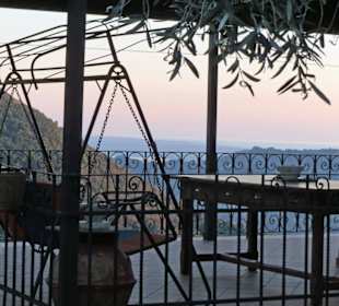 Terrasse der kleinen Kneipe